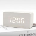 Miniatyrbild 2 av 2: Digital väckarklocka i trä med justerbar ljusstyrka, röststyrning, LED-klocka, rektangulär display, tid, temperatur, heminredning white