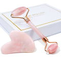 Pikkukuva 1 / 5: Gua Sha ja kasvorulla, rulla ruusukvartsi Gua Sha -kivi