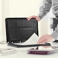 Pikkukuva 4 / 7: Uusi versio A4 vetoketjullinen konferenssi nahkainen liikeasiakirjakassi Portfolio-kansio vetoketjulla ja renkailla (musta)