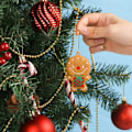 Miniatyrbilde 4 av 5: Julepepperkakepynt, 12-pakks assortert pepperkakefigur i leire med snorer for juletrpynt