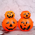 Pikkukuva 4 / 8: Halloween- ja joulujuhlien rekvisiitta, muovinen kurpitsasanko, karkkilaatikko C