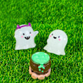 Miniatyrbilde 8 av 8: Morsom glødende mini harpiks spøkelsesgresskar statue Halloween-dekorasjon A4