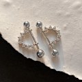 Miniatyrbillede 1 af 8: Halvcirkelformede trekantede geometriske bøjleøreringe Helix Cartilage P White