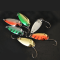 Miniatyrbilde 3 av 8: Enkel krok øse-formet roterende spinner paljetter fiske abbor Black Yellow 3.5g