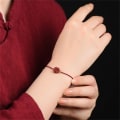 Miniatyrbilde 2 av 8: Naturlig Lucky Clover Håndlaget rødt tau Lucky Bangle Kvinner Menn L wine red
