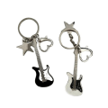 Miniatyrbilde 7 av 8: Gitar Kjærlighet Hjerte Stjerne nøkkelring for menn Kvinner Søt Kul Trend Black