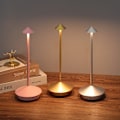 Miniatyrbild 3 av 3: Zafferano Pina Pro - Aluminium - Dimbar LED-bordslampa, IP54-skydd, inomhus/utomhusbruk, stickkontakt, H29cm, EU-kontakt - Corten-Wellngs Sand blue