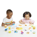 Miniatyrbillede 3 af 6: Play-Doh Bluey Kuffert gemmer sig med 11 bøtter modellervoks