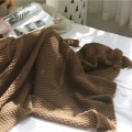Miniatyrbild 2 av 5: Mjuk Pompom Fransad Stickad Filt Solid Hypoallergenisk Randig Kabel Stickad Filt, Stol Soffa Överdrag, Alla Säsonger för Kvinnor, Män, Barn，coff