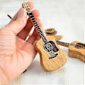 Miniatyrbild 4 av 5: Akustisk gitarrplektrumbox i trä med ställ, portabel handgjord förvaringsbehållare för gitarrplektrum, gitarrtillbehör