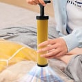 Miniatyrbillede 4 af 5: 1x Mini Vakuum Opbevaringsposer Hjemmetilbehør Vakuum Håndpumpe (gul)