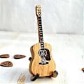 Miniatyrbild 3 av 5: Akustisk gitarrplektrumbox i trä med ställ, portabel handgjord förvaringsbehållare för gitarrplektrum, gitarrtillbehör