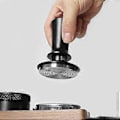 Miniatyrbild 3 av 5: 51mm Kaffetamper Justerbar Konstant Kraft Pulvertamper Espresso Gängtamper Pulverpresshammare med Skala