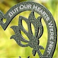 Miniatyrbillede 3 af 5: Hjerteformet Plade Ornament Metal Pind Ord Kort Din Vinge Var Klar, Men Vores Hjerte Var Ikke Til Have Blomsterpotte-2