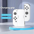 Miniatyrbild 3 av 5: Laddningsgrepp för Switch Joycon med laddningsindikator, rektangelformad laddningsdocka, laddningsstation för handkontroller, vit
