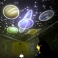 Miniatyrbilde 3 av 5: Stjernehimmel nattlys - Planetarisk projektor LED-lys for fargerik stjernehimmel barn baby julegaver