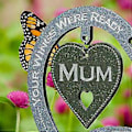 Miniatyrbillede 2 af 5: Hjerteformet Plade Ornament Metal Pind Ord Kort Din Vinge Var Klar, Men Vores Hjerte Var Ikke Til Have Blomsterpotte-2