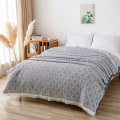 Miniatyrbilde 5 av 5: Multifunksjonelt sengeteppe eller sofaoverkast, grått og hvitt flettet sofateppe med pomponer 180 x 230 cm grått + hvitt