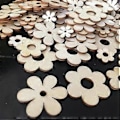 Miniatyrbillede 2 af 5: 100 stk. Træblomster Ornamenter med Hul Håndlavede Træhåndværk Tilbehør til Scrapbog DIY Boligdekoration