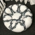 Miniatyrbilde 4 av 5: Donut katteseng, beroligende plysj rund pute, varm klem myk sofa kennel, komfortabel sovekurvmatte, svart og hvit (grå og hvit