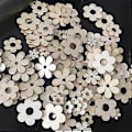 Miniatyrbillede 4 af 5: 100 stk. Træblomster Ornamenter med Hul Håndlavede Træhåndværk Tilbehør til Scrapbog DIY Boligdekoration