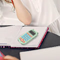 Miniatyrbillede 3 af 4: 1 Sæt Lommeregner Genopladelig Slagfast Inspirerende Genanvendelig Børn Matematik Lommeregner Træningsmaskine Til Studerende Kaesi