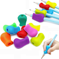 Miniatyrbild 1 av 7: Barnfingerguide Barnfingerguide Ergonomiskt penngrepp Pennfattning Barnfingerguide Vuxen höger hand och vänster hand skrivstöd