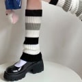 Miniatyrbillede 9 af 11: Sorte, hvide og grå stribede strikkede slouch-sokker til kvinder - elegante, trendy og varme