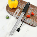 Miniatyrbillede 2 af 5: Microplane Zester Rivejern i Sort Farve til Citrus, Parmesan, Ingefær, Chokolade og Muskatnød med Fint Blad