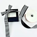 Miniatyrbillede 2 af 4: Sort Hvid Stribet Bånd 2,5 cm Bredt Stof Grosgrain Bånd 23 Meter Rulle Til Gaveindpakning Valentinsdag Diy Hår