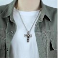 Pikkukuva 5 / 5: Squids Necklace Game -kaulakoru, kaulakoru salalokerolla, Ristiriipus