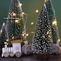 Miniatyrbild 5 av 5: Förtrollande Snöiga Tall-Ensembler, Miniatyr Julgranar Med Realistiska Flaskborst-Dekorationer För Året-Runt Julstämning, Julby