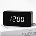 Miniatyrbild 2 av 3: Elegant digital väckarklocka i trä, dubbel alarmfunktion med snooze, stor LED-display för tydlig tidsvisning, dekorativ design för alla
