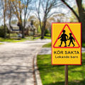 Pikkukuva 2 / 3: Aja hitaasti leikkiviä lapsia - Kyltti / Varoituskyltti - Liikennemerkki MultiColor