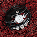 Miniatyrbillede 7 af 8: Kvindes Rhinestone PU Rem Rundt Urværk Armbåndsur (Sort)