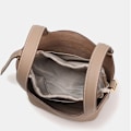 Miniatyrbillede 5 af 6: Rummelig Khaki Læder Spandtaske med Unik Struktur - Stilfuld Pendlertaske Khaki