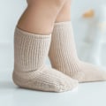 Miniatyrbilde 6 av 8: 3 par babystrømper i kammet bomull, myke og komfortable, rene farger, midtkne, høye ankelstrømper for gutter og jenter XS, passer for 0-6 måneder