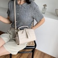 Miniatyrbillede 2 af 6: 2025 Kvinders Khaki Firkantet Crossbody Taske Unikt Tekstur Design Khaki