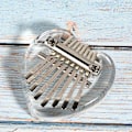 Miniatyrbillede 7 af 8: Tommelfingerklaver 8 tangenter Mini bærbart akrylmateriale Dekorationsgave Musikinstrument (hjerteformet krystal)