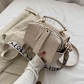 Miniatyrbilde 1 av 6: 2025 Kvinners Khaki Firkantet Skulderveske Unik Teksturert Design Khaki
