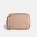 Miniatyrbillede 6 af 6: Rummelig Khaki Læder Spandtaske med Unik Struktur - Stilfuld Pendlertaske Khaki
