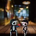 Miniatyrbillede 5 af 5: Halloween-Sukkerkraniefigurer, Dejlige Harpikshåndværk Sukkerkranie Par Statue Dekor, Harpiksskelet Par Figur Gotiske Bordplade Ornamenter til Mot