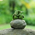 Miniatyrbillede 3 af 5: Kærlighedsfrø Dekoration Have Frøer Par Statuer Romantisk Resin Dyrefigur Frø Ting Udendørs Græsplæne