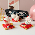 Miniatyrbillede 4 af 4: Lucky Cat Smartphone Stand Sød Håndfri Funktionel til Bilinstrumentbræt Hjemmekontor Skrivebord Tiltræk Rigdom