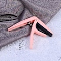 Miniatyrbilde 5 av 5: Profesjonell Ukulele Capo Enhånds Hurtigskift Ukelele Capo Sink Legering Gitar Deler Tilbehør (Rosa)