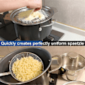 Miniatyrbillede 2 af 2: Spaetzle-låg i rustfrit stål med skraber, traditionel tysk æggenuddelmaskine, gryde, spaghettisigte