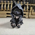 Miniatyrbillede 3 af 5: Kattefigur med hætte som Den Grimme Mand, Sort Sød Kattefigur til Samling, Gotisk Kat