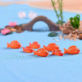 Miniatyrbillede 4 af 5: 8 stk./lot Røde Fisk Miniature Figurer Dekorativ Mini Eventyrhave Dyr Mos -landskabs Ornamenter R (haoyi