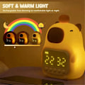 Miniatyrbilde 1 av 5: Nattbord LED Snooze-klokke med Capybara-tema, Oppladbar Nattlampe, Berøringskontroll - den perfekte gaven for S