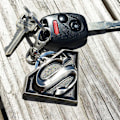 Miniatyrbillede 2 af 2: Superman Sølvsymbol Nøglering i Tin Grey